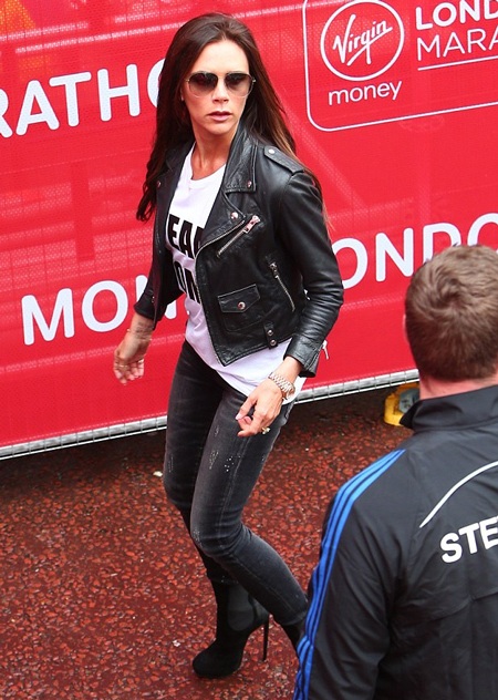 Victoria Beckham diện giày cao 14 cm đi cổ vũ con trai chạy việt dã - 3 Cô kết hợp quần jeans ôm sát, áo phông, áo khoác da cùng đôi giày lênh khênh đáng ngại.