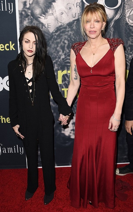 Con gái Kurt Cobain xuất hiện lạnh lùng bên mẹ ruột