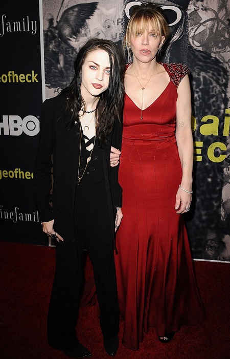 Con gái Kurt Cobain xuất hiện lạnh lùng bên mẹ ruột