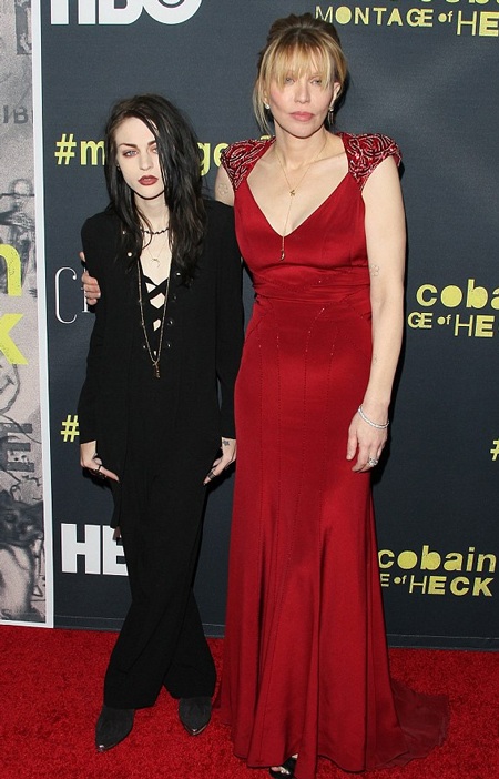 Con gái Kurt Cobain xuất hiện lạnh lùng bên mẹ ruột