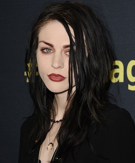 Con gái Kurt Cobain xuất hiện lạnh lùng bên mẹ ruột