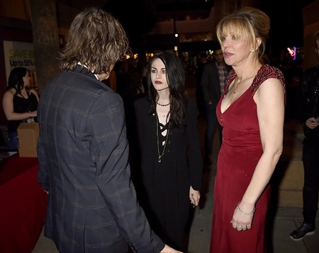 Mẹ con Frances và Courtney trò chuyện với những vị khách tham dự buổi công chiếu bộ phim tài liệu.