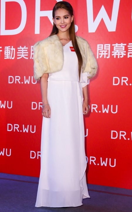 “Bà xã” Châu Kiệt Luân phủ nhận chuyện "ăn cơm trước kẻng" - 4 Hannah hứa sẽ làm việc tới gần ngày sinh nở vì muốn làm bà bầu năng động.