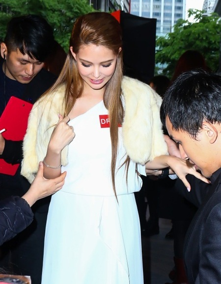 “Bà xã” Châu Kiệt Luân phủ nhận chuyện "ăn cơm trước kẻng" - 7 Người đẹp lai được chăm sóc rất chu đáo tại sự kiện.