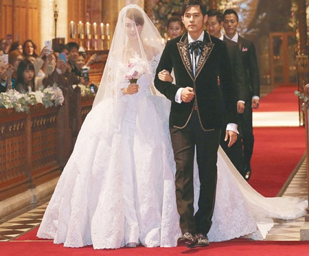 “Bà xã” Châu Kiệt Luân phủ nhận chuyện "ăn cơm trước kẻng" - 2 Hannah và Châu Kiệt Luân trong đám cưới như mơ tại Anh, tháng 1/2015.