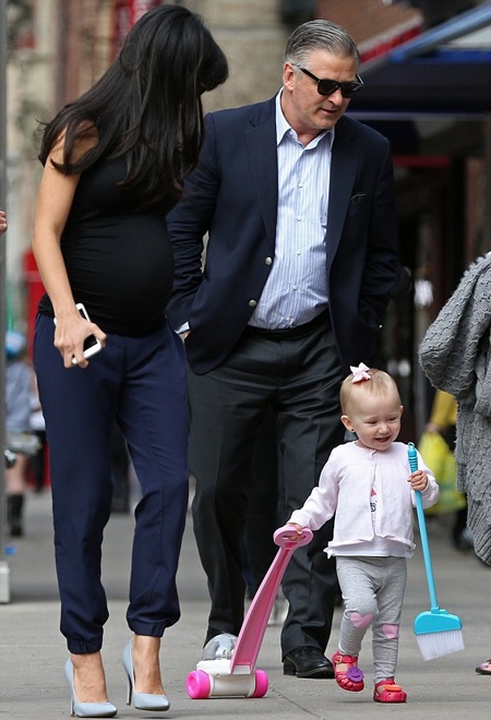 Hai vợ chồng Alec và Hilaria hạnh phúc ngắm cô con gái 20 tháng tuổi chạy tung tăng trên phố.