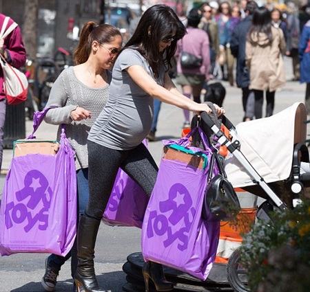 Thành quả sau một ngày mua sắm của hai mẹ con Hilaria.