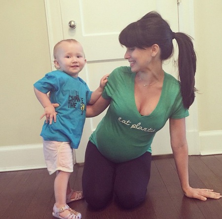 Thành quả sau một ngày mua sắm của hai mẹ con Hilaria.