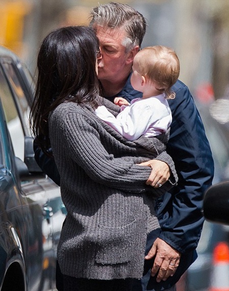 “Nữ hoàng yoga” hôn chồng già say đắm trên phố