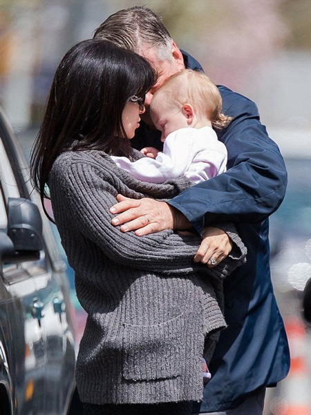 “Nữ hoàng yoga” hôn chồng già say đắm trên phố