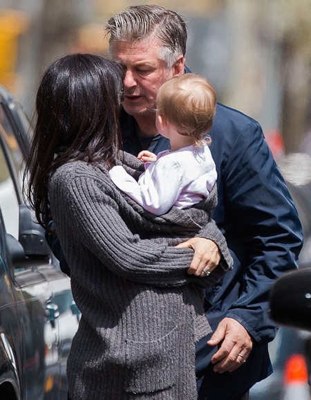 “Nữ hoàng yoga” hôn chồng già say đắm trên phố