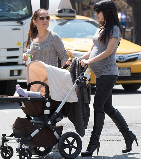 “Nữ hoàng yoga” hôn chồng già say đắm trên phố