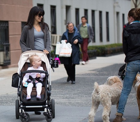 Một nguồn tin cho hay, Hilaria đang mang bầu bé trai.