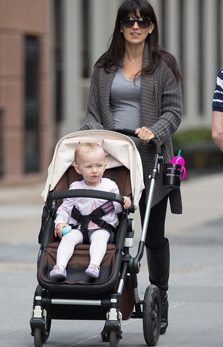 Huấn luyện viên yoga nổi tiếng đưa con gái ghé vào một cửa hàng bán đồ chơi trẻ em.