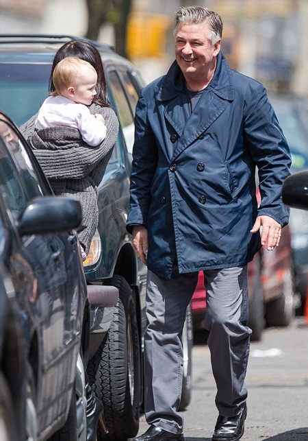 “Nữ hoàng yoga” hôn chồng già say đắm trên phố