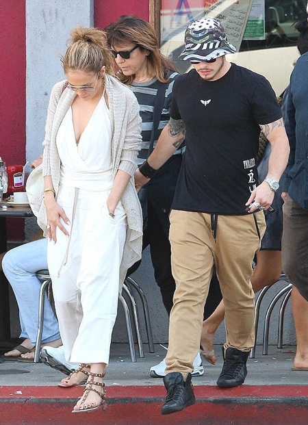 Jennifer Lopez: “Tôi vẫn đang độc thân” - 3 Cặp đôi còn hò hẹn đi ăn với nhau sau khi bị bắt gặp hôn nhau vào tuần trước.