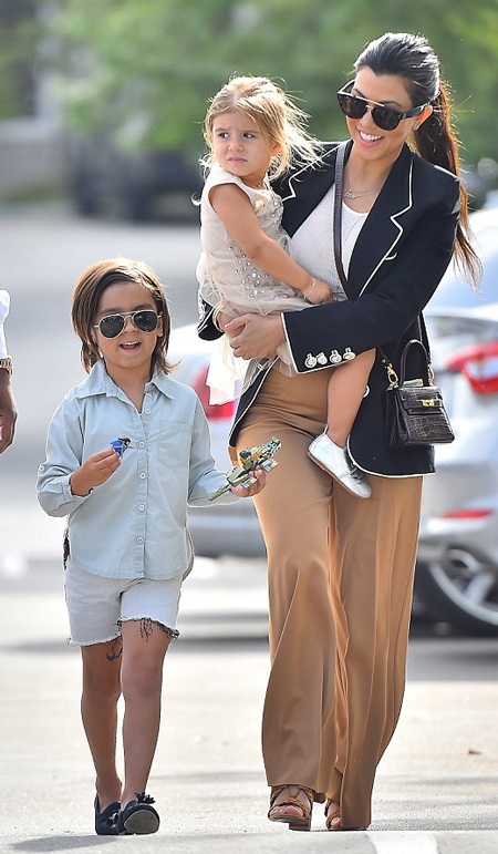Đại gia đình Kardashian quây quần trong ngày Lễ Phục sinh - 12 Tygo còn mang theo cậu con trai riêng 2 tuổi của anh.