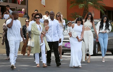 Đại gia đình Kardashian quây quần trong ngày Lễ Phục sinh - 13 Cả gia đình Kardashian đã có buổi đoàn tụ đông đủ và hạnh phúc bên nhau trong Lễ Phục sinh.