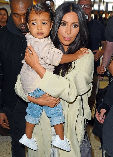 Con gái Kim Kardashian hoảng sợ vì thợ săn ảnh - 13 Kim đành chiều con gái, ôm cô bé trong vòng tay và liên tục cưng nựng để giúp cô bé bình tĩnh.