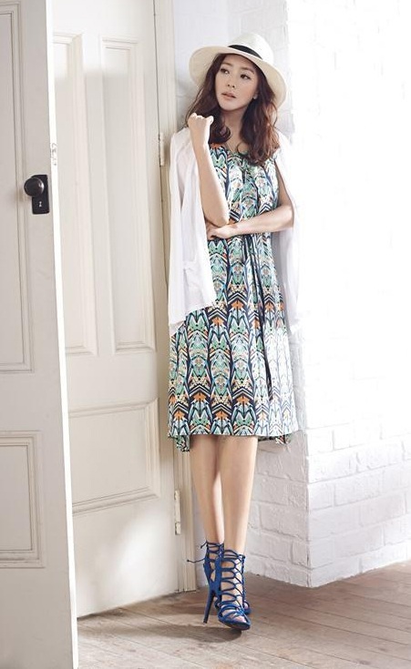 Mặc đẹp như mỹ nhân số một xứ Hàn - 7 Gương mặt trẻ trung không tuổi giúp cô mặc gì cũng đẹp và tỏa sáng.