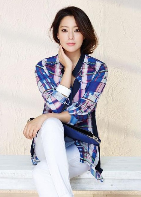 Mặc đẹp như mỹ nhân số một xứ Hàn - 12 Kim Hee Sun giản dị với quần vải và áo sơ mi.