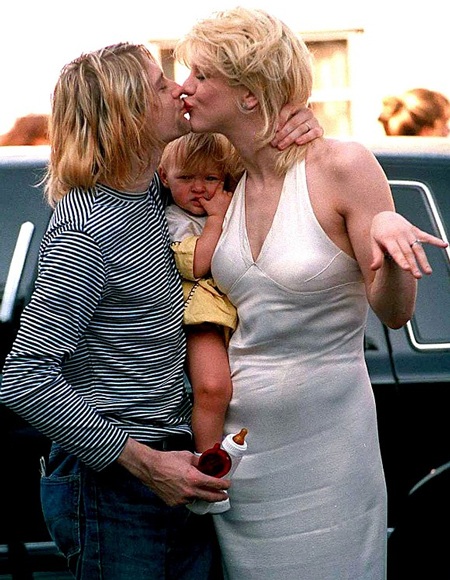 Con gái rocker nổi tiếng Kurt Cobain lần đầu chia sẻ về cha ruột - 2 Những hình ảnh hiếm hoi và hạnh phúc của Frances và cha mẹ ruột khi cha cô bé còn sống.