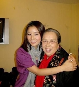 “Hạ Tử Vy” Lâm Tâm Như hội ngộ “Dung Mama” - 6 Lâm Tâm Như và Li Mingqi từng là hai nhân vật đối đầu gay gắt trong Hoàn châu cách cách ngày nào.