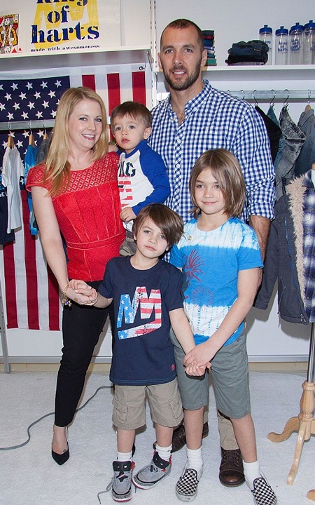 Gia đình hạnh phúc của “cô phù thủy nhỏ” Melissa Joan Hart - 4 Nữ diễn viên 39 tuổi có cuộc sống viên mãn bên ông xã kém cô 1 tuổi từ năm 2003 tới nay.
