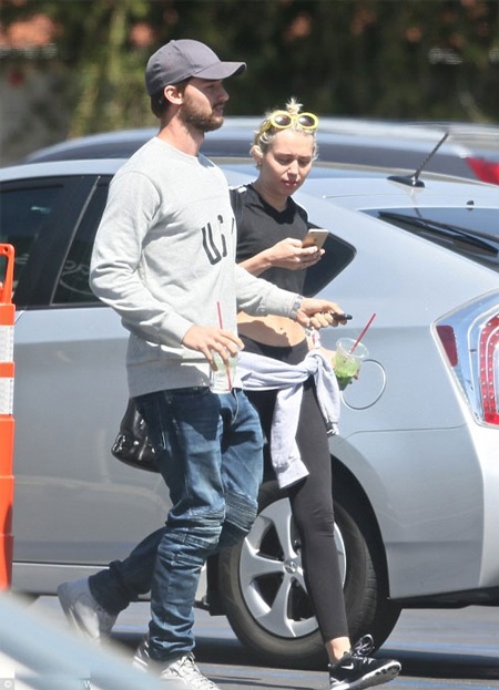Miley Cyrus xuất hiện công khai cùng bạn trai sau scandal ngoại tình - 2 Miley Cyrus xuất hiện công khai cùng bạn trai sau scandal ngoại tình