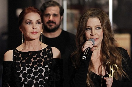 Ngôi sao 69 tuổi Priscilla Presley trẻ như con gái - 4 Hai mẹ con Lisa Marie và Priscilla bị nhầm lẫn là chị em dù chênh nhau tới 22 tuổi.