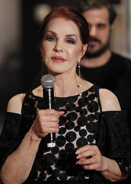 Ngôi sao 69 tuổi Priscilla Presley trẻ như con gái - 5 Hai mẹ con Lisa Marie và Priscilla bị nhầm lẫn là chị em dù chênh nhau tới 22 tuổi.