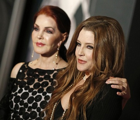 Ngôi sao 69 tuổi Priscilla Presley trẻ như con gái - 7 Hai mẹ con Priscilla đang tự tay cắt băng khai trương triển lãm về Elvis Presley.