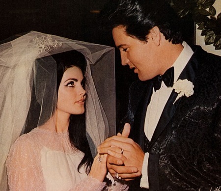 Ngôi sao 69 tuổi Priscilla Presley trẻ như con gái - 8 Bà Priscilla và Elvis trong đám cưới năm 1973.