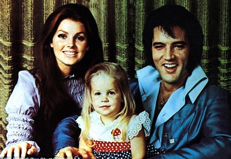Ngôi sao 69 tuổi Priscilla Presley trẻ như con gái - 9 Cô bé Lisa Marie (giữa) chào đời 9 tháng sau đám cưới của cha mẹ.