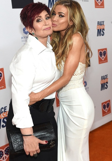 ...và bế chú cún này lên sân khấu.