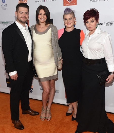 ...và bế chú cún này lên sân khấu.