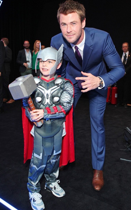 Mỹ nhân gợi tình duyên dáng trong ngày ra mắt "Biệt đội siêu anh hùng" - 15 Thần Sấm Chris Hemsworth vui vẻ tạo dáng bên một fan nhí của anh trong buổi ra mắt phim.