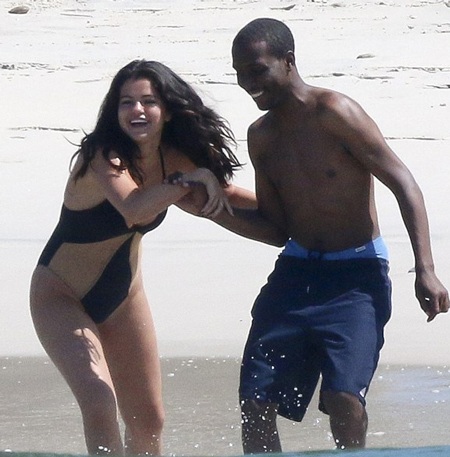 Selena Gomez ngày càng "phát tướng" - 12 Cô tranh thủ xịt dưỡng ẩm và thoa kem chống nắng để bảo vệ làn da.