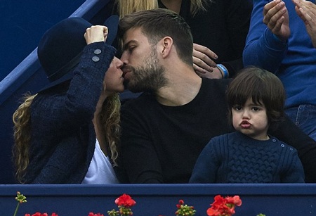 Shakira “khóa môi” phi công trẻ say đắm - 2 Cặp đôi hò hẹn 5 năm khóa môi say đắm trong lúc nghỉ giải lao.