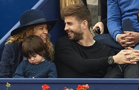 Shakira “khóa môi” phi công trẻ say đắm - 3 Cậu con trai 2 tuổi Milan của họ cũng lọt vào ống kính của giới săn tin.