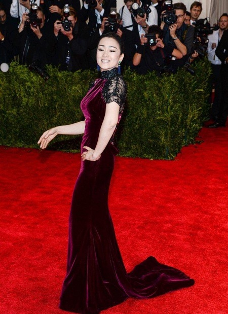 Dàn sao Hoa ngữ khoe sắc tại đại tiệc thời trang Met Gala - 2 Củng Lợi là một trong những người chủ trì đại tiệc thời trang hàng đầu thế giới năm nay.