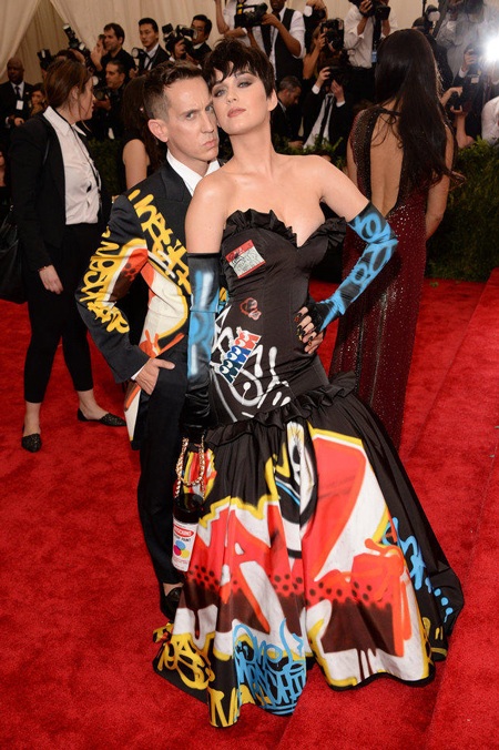 Mỹ nhân thướt tha tại đại tiệc thời trang hàng đầu thế giới - 15 Katy Perry ấn tượng với váy họa tiết sặc sỡ