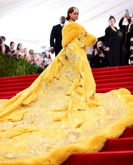 Mỹ nhân thướt tha tại đại tiệc thời trang hàng đầu thế giới - 17 Chiếc váy của Rihanna hoành tráng và phô trương
