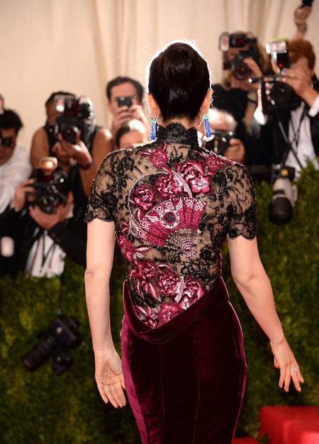 Dàn sao Hoa ngữ khoe sắc tại đại tiệc thời trang Met Gala - 3 Điểm nhấn của chiếc váy của Củng Lợi chính là họa tiết thêu hoa bằng tay phía lưng váy.