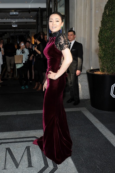 Dàn sao Hoa ngữ khoe sắc tại đại tiệc thời trang Met Gala - 5 Củng Lợi tự tin khoe dáng trên thảm đỏ trước khi đại tiệc thời trang chính thức diễn ra.