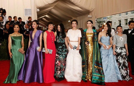Dàn sao Hoa ngữ khoe sắc tại đại tiệc thời trang Met Gala - 6 Củng Lợi tự tin khoe dáng trên thảm đỏ trước khi đại tiệc thời trang chính thức diễn ra.