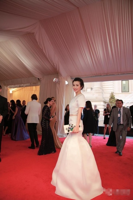 Dàn sao Hoa ngữ khoe sắc tại đại tiệc thời trang Met Gala - 12 Lý Băng Băng cũng chọn màu trắng cho sự kiện thời trang này