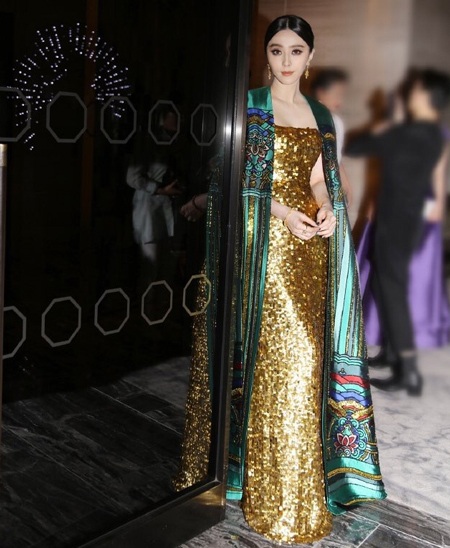 Dàn sao Hoa ngữ khoe sắc tại đại tiệc thời trang Met Gala - 13 Phạm Băng Băng vẫn chuộng phong cách thời trang rườm rà và kiểu cách.