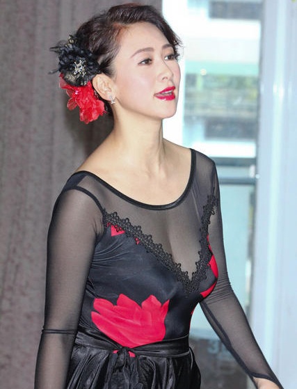 Cựu hoa hậu châu Á đẹp hoàn hảo ở tuổi 46 - 6 Cựu hoa hậu khoe nước da láng mịn và thân hình không tì vết.