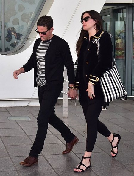 Vợ chồng David Beckham di chuyển bằng phi cơ riêng - 4 Liv Tyler (phải) là một trong những khách mời dự sinh nhật lần thứ 40 của David Beckham.